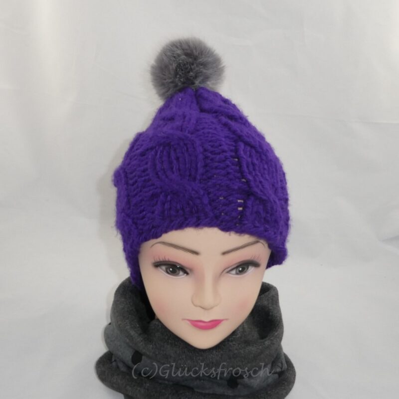 Lila Mütze mit Bommel