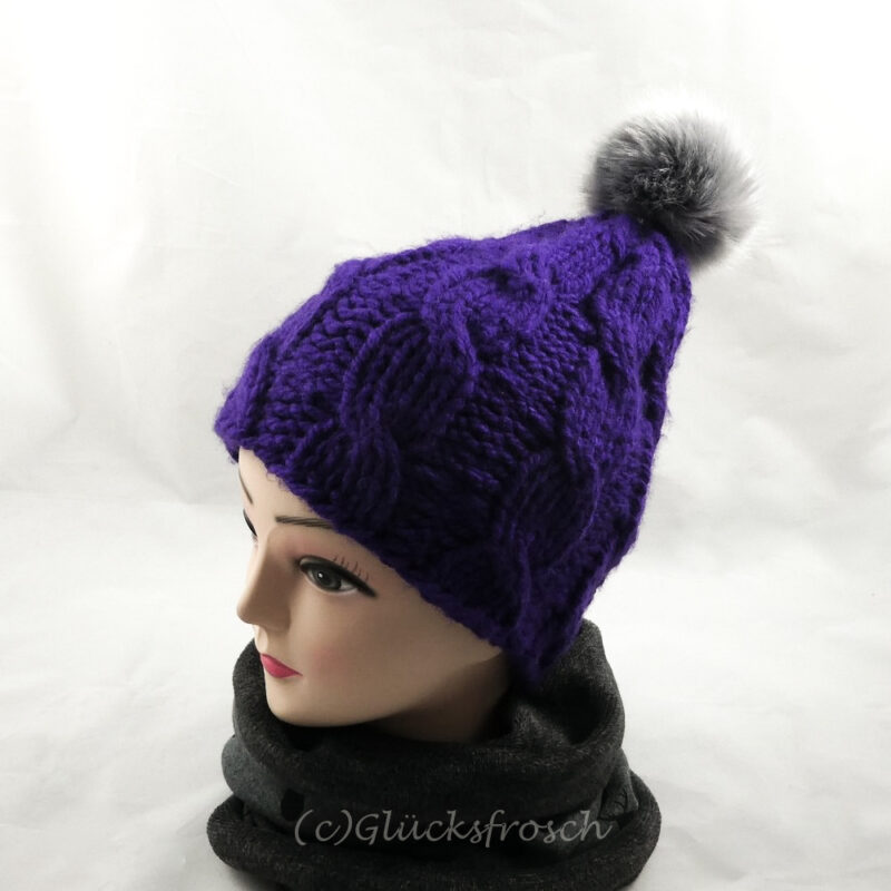 Lila Mütze mit Bommel