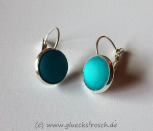 Silberfarbene Ohringe mit türkisem Polaris Cabochons