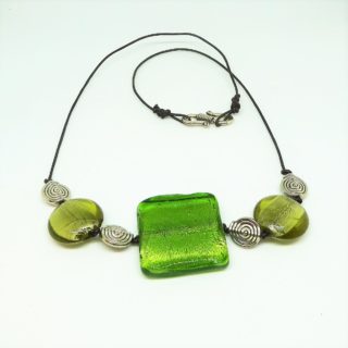 Halskette mit grünen Steinen
