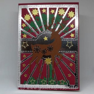 rote Weihnachtkarte mit Hirsch und Sterne und Baum und silberfarbenem Hintergrund