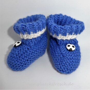Babyschuhe, blau und weiß mit Fußball, kuschelweiche Babywolle