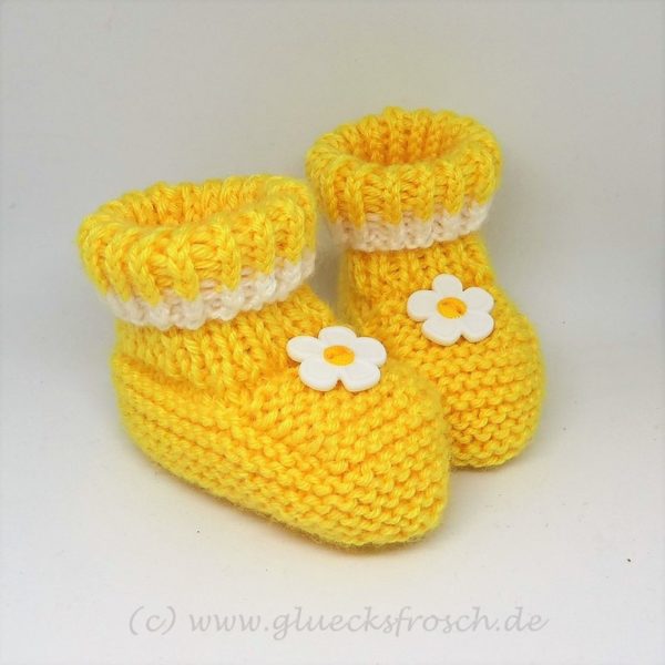 gelber Babyschuh mit Blume