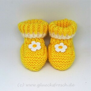 gelber Babyschuh mit Blume