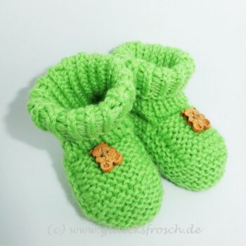 Babyschuhe grün mit kleinem Teddybär aus Holz, 8 cm Fußsohlenlänge, weiche Babywolle (Merino)