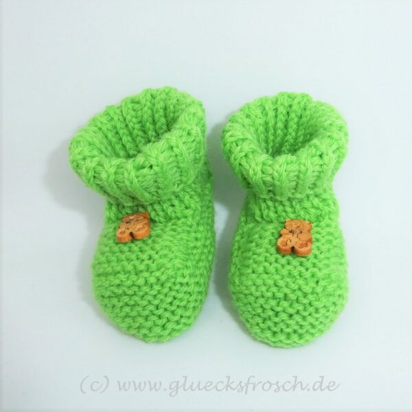 Babyschuhe grün mit kleinem Teddybär aus Holz, 8 cm Fußsohlenlänge, weiche Babywolle (Merino)