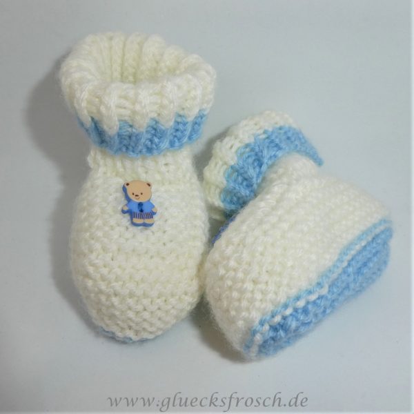 Babyschuhe, weiß mit hellblau und kleinem Teddybär, Fußlänge 9 cm, kuschelweiche Babywolle – Bild 2