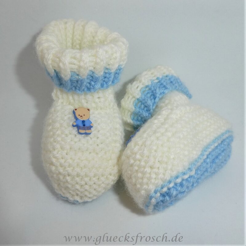 Babyschuhe, weiß mit hellblau und kleinem Teddybär, Fußlänge 9 cm, kuschelweiche Babywolle