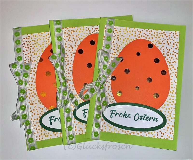 Osterkarte in grün mit orangem Ei mit goldenen Punkten und einer Schleife, 10,5 x 15 cm, mit Umschlag