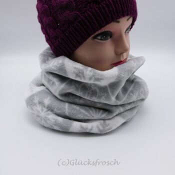 Schlauchschal aus Wellnessfleece in grau und weiß mit Schneeflocken