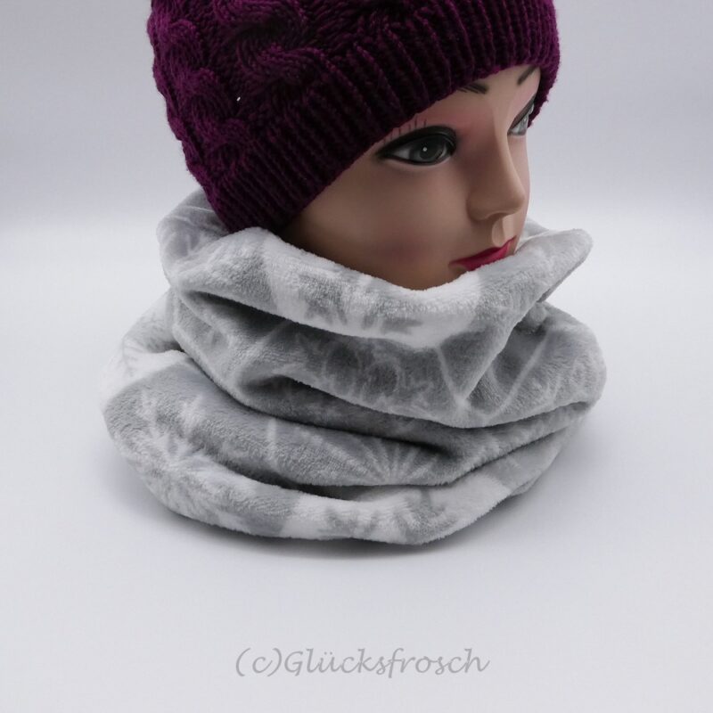 Schlauchschal aus Wellnessfleece in grau und weiß mit Schneeflocken