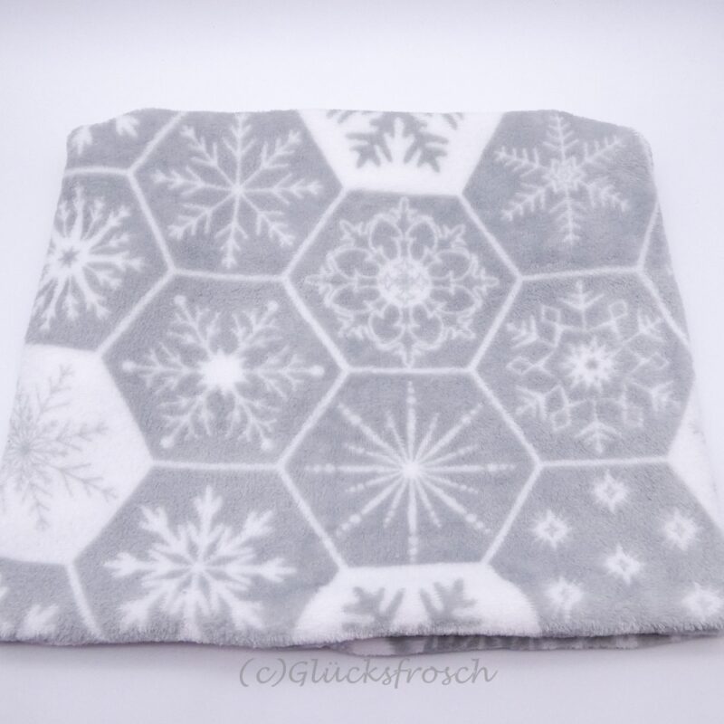 Schlauchschal aus Wellnessfleece in grau und weiß mit Schneeflocken