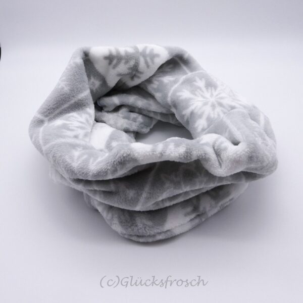 Schlauchschal aus Wellnessfleece in grau und weiß mit Schneeflocken