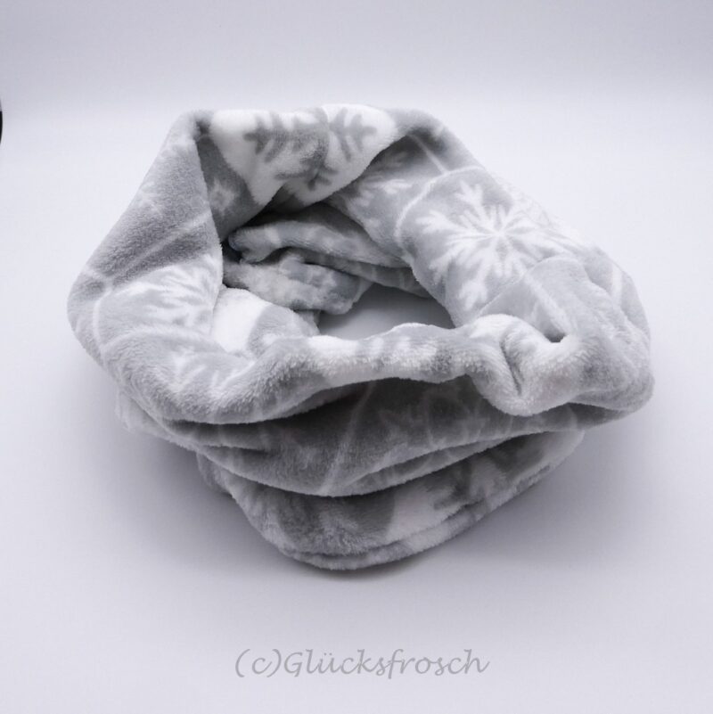 Schlauchschal aus Wellnessfleece in grau und weiß mit Schneeflocken