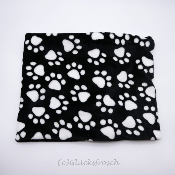 Schlauchschal aus Wellnessfleece  in schwarz mit weißen Pfoten