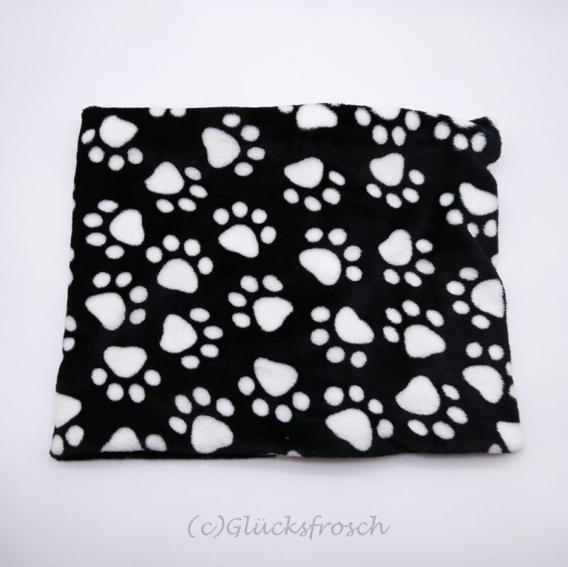 Schlauchschal aus Wellnessfleece  in schwarz mit weißen Pfoten