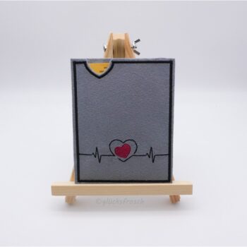 Impfpass grau Herzschlag groß Impfausweishülle, Hülle für Impfpass, grau mit Herzschlag und rotem Herz, EKG, Impfausweis, Impfbuch