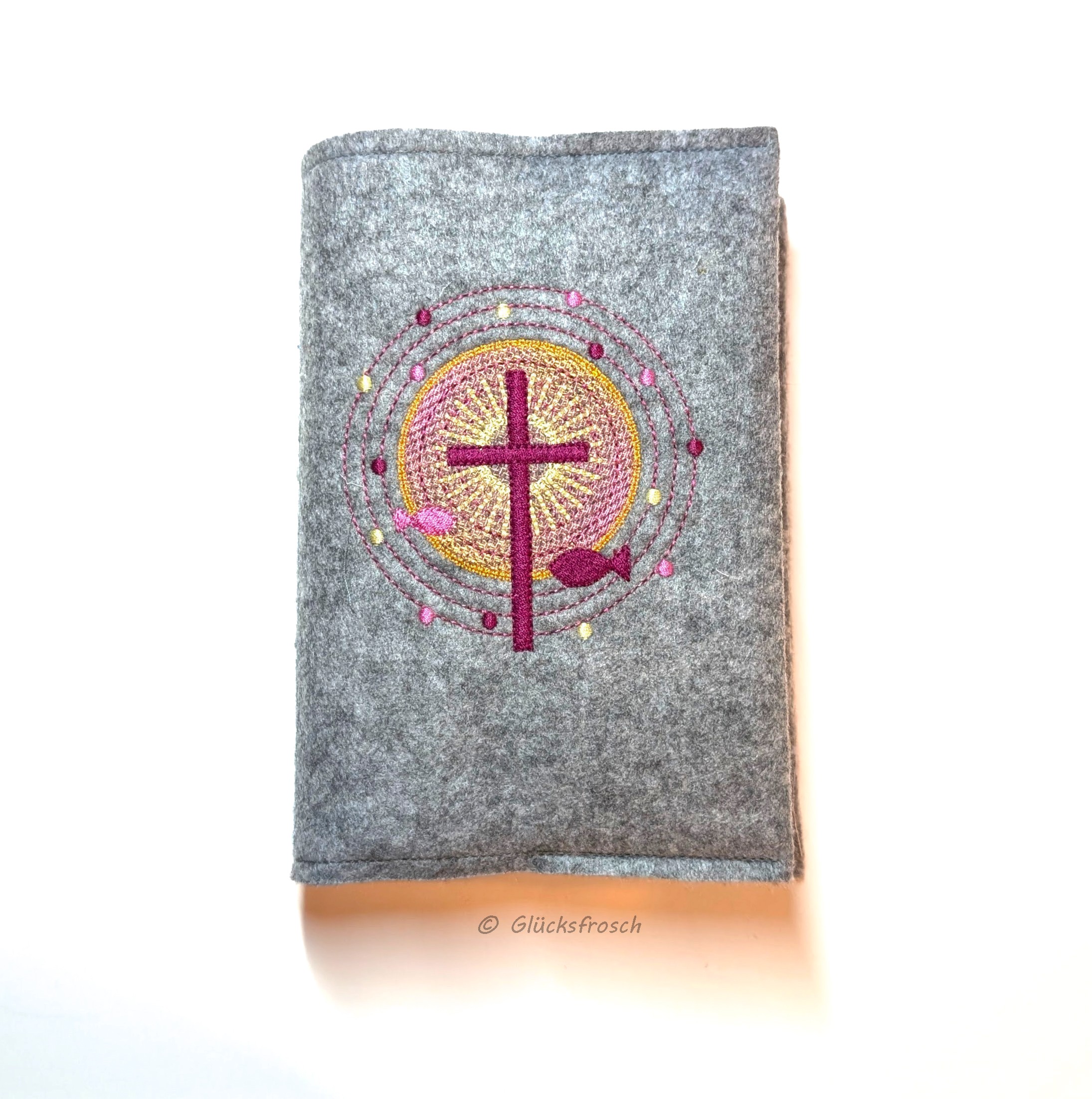 Gotteslobhülle, Filz, grau, bestickt mit Kreuz in rundem Ornament, mit zwei Fischen , weinrot, gelb