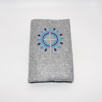 Gotteslob blau bestickt WZ (1) Gotteslobhülle, Filz, grau, mit grauem Kreuz und Strahlen, die wie eine Blume angeordnet sind in blau und türkis
