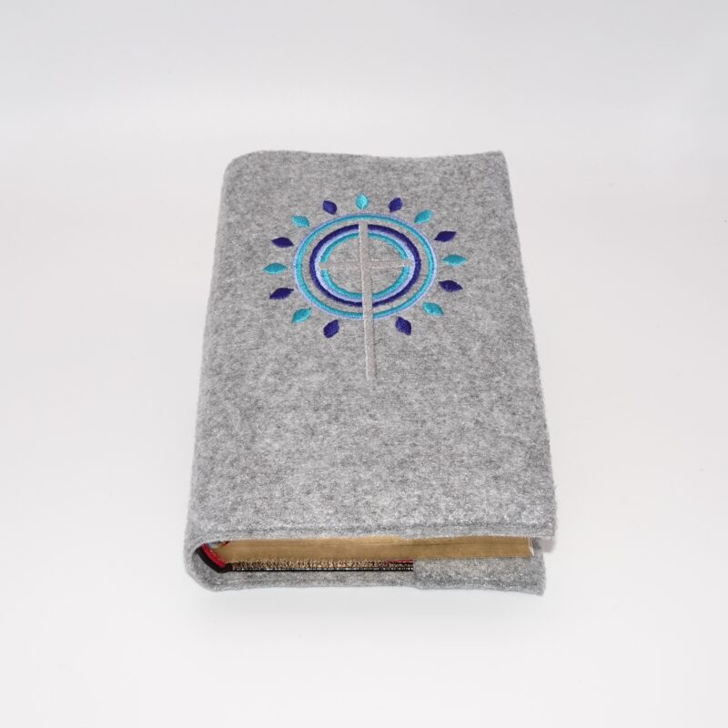 Gotteslobhülle, Filz, grau, mit grauem Kreuz und Strahlen, die wie eine Blume angeordnet sind in blau und türkis