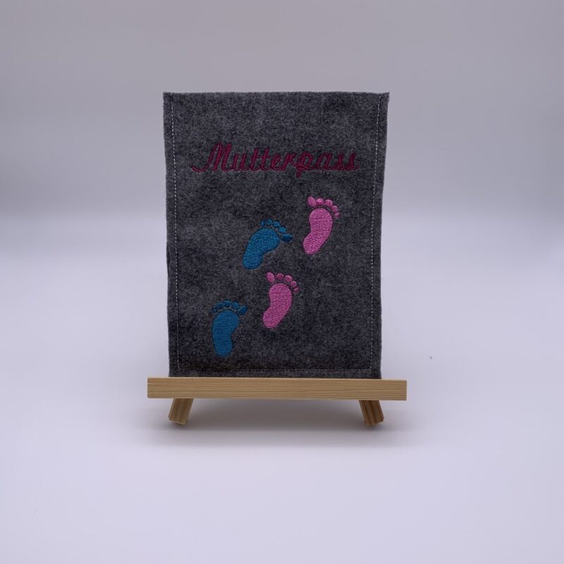 Hülle für Mutterpass, dunkelgrauer Filz, Babyfüße blau und rosa