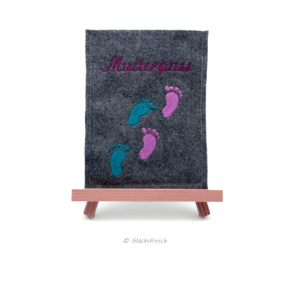 Hülle für Mutterpass, dunkelgrauer Filz, Babyfüße blau und rosa