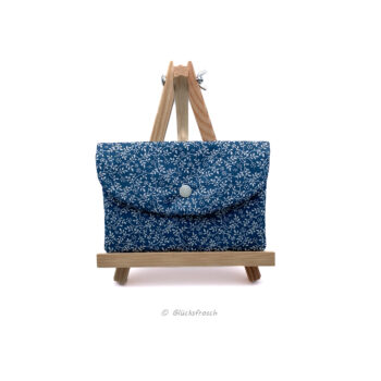 Beautybag, Kosmetiktasche, für Kleinkram, Briefumschlag, aus blauem Dirndlstoff mit Ranken in weiß