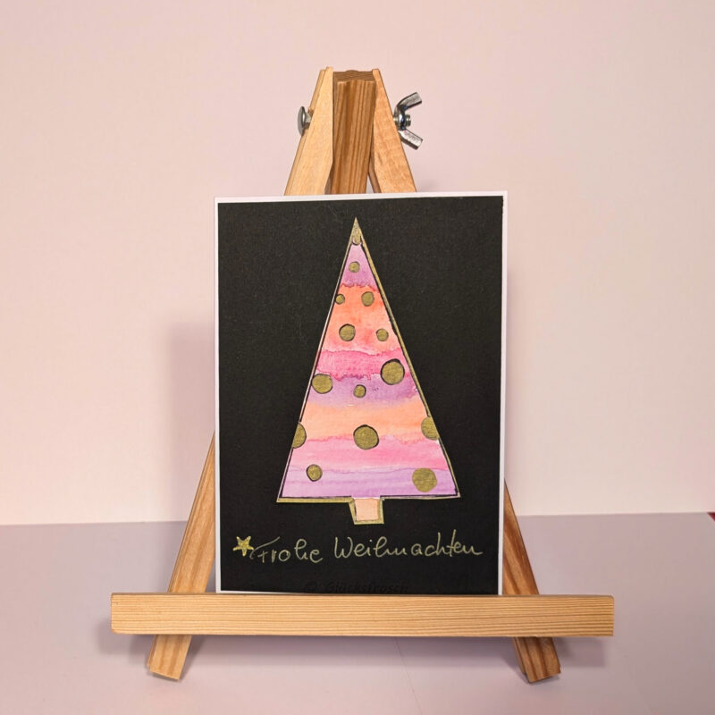 Weihnachtskartemit handgezeichnetemrosa Weihnachtsbaum auf schwarzem Hintergrund