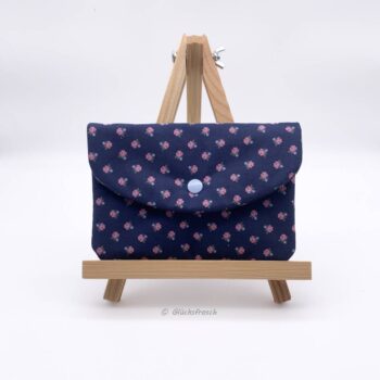 Beautiybag blau mit Blümchen rosa (1) Beautybag, Kosmetiktasche, für Kleinkram, Briefumschlag, aus blauem Dirndlstoff mit Blümchen