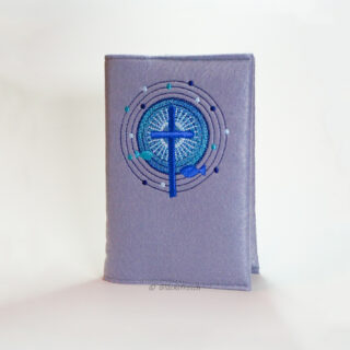 Gotteslobhülle, Filz, hellgrau, bestickt mit blauem Kreuz in rundem Ornament, mit zwei Fischen