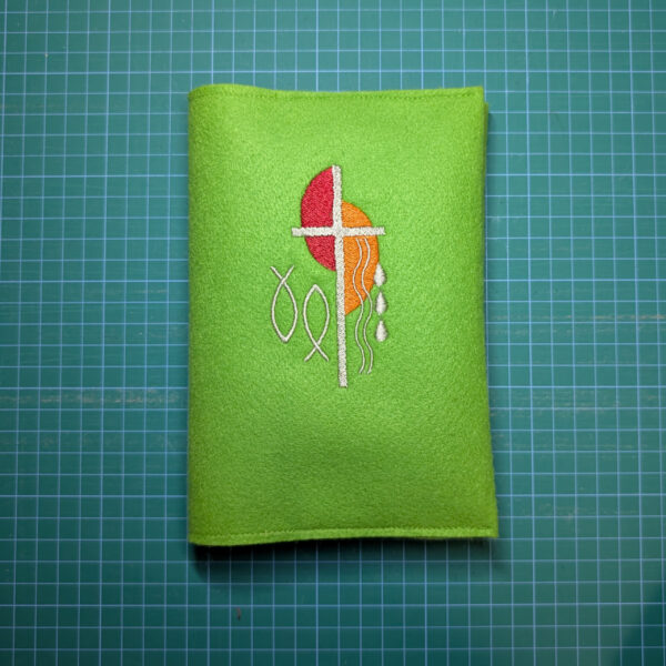 Gotteslobhülle, Filz, grau, bestickt mit einem grauen Kreuz, roten und orangen Halbkreisen, Fischen, Wellen und Tropfen