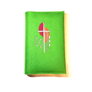 Gotteslob grün WZ (2) Gotteslobhülle, Filz, grau, bestickt mit einem grauen Kreuz, roten und orangen Halbkreisen, Fischen, Wellen und Tropfen