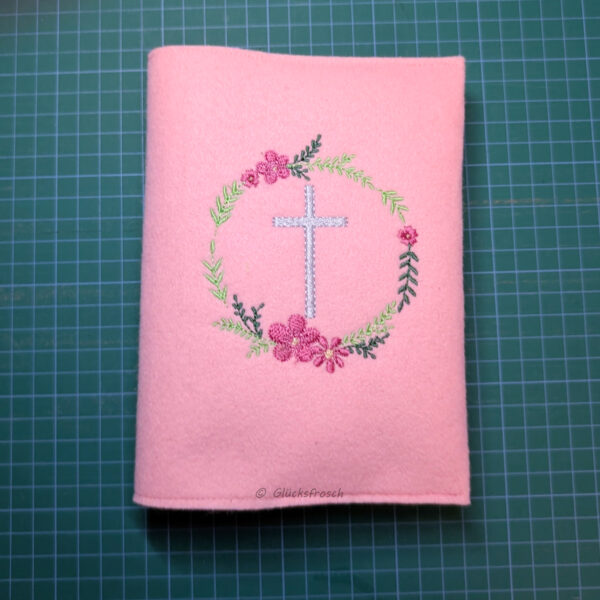 Gotteslobhülle, Filz, rosa, mit Blütenkranz und silbergrauem Kreuz bestickt