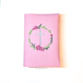 Gotteslobhülle, Filz, rosa, mit Blütenkranz und silbergrauem Kreuz bestickt