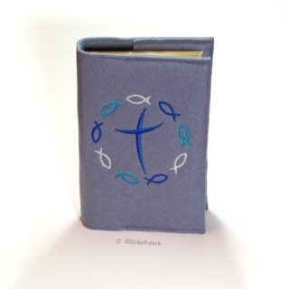 Gotteslobhülle, Filz, hellgrau, bestickt mit blauem Kreuz und Fischen