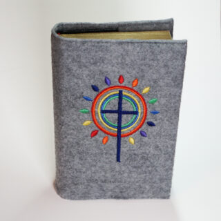 Gotteslobhülle, Filz, grau, mit grauem Kreuz und Strahlen, die wie eine Blume angeordnet, bunt wie ein Regenbogen