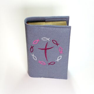 Gotteslobhülle, Filz, hellgrau, bestickt mit dunkelrotem Kreuz und Fischen