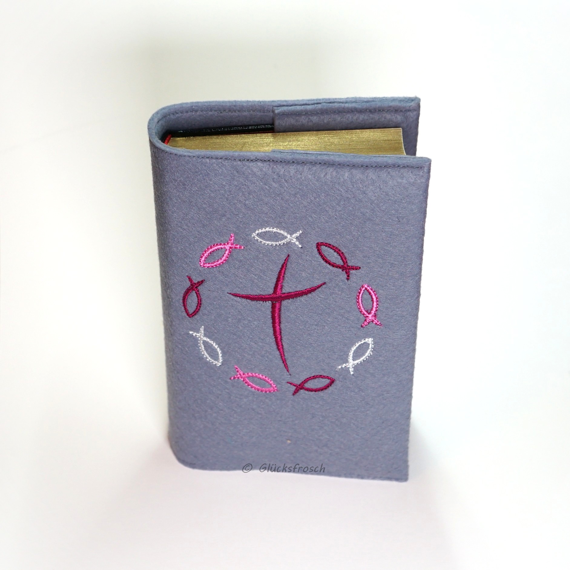 Gotteslobhülle, Filz, hellgrau, bestickt mit dunkelrotem Kreuz und Fischen