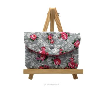 Kleine Tasche grauer Dirndstoff Blumen WZ (1) Beautybag, Kosmetiktasche für Kleinkram, Briefumschlag, mit zauberhaften roten Rosen auf grauem Hintergrund