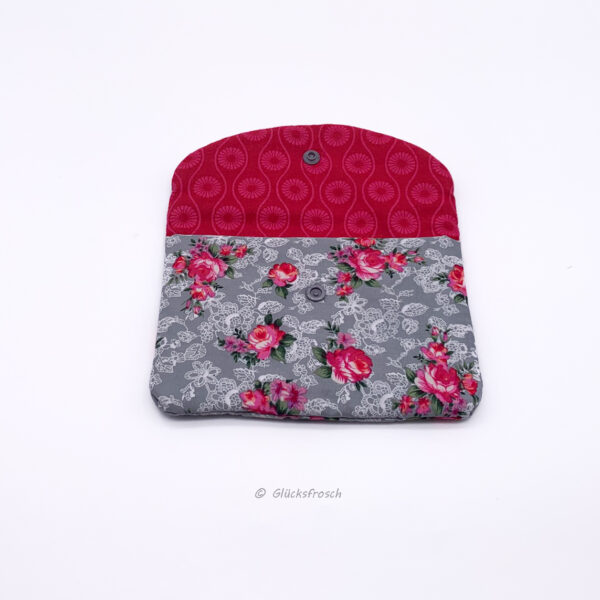 Beautybag, Kosmetiktasche für Kleinkram, Briefumschlag, mit zauberhaften roten Rosen auf grauem Hintergrund