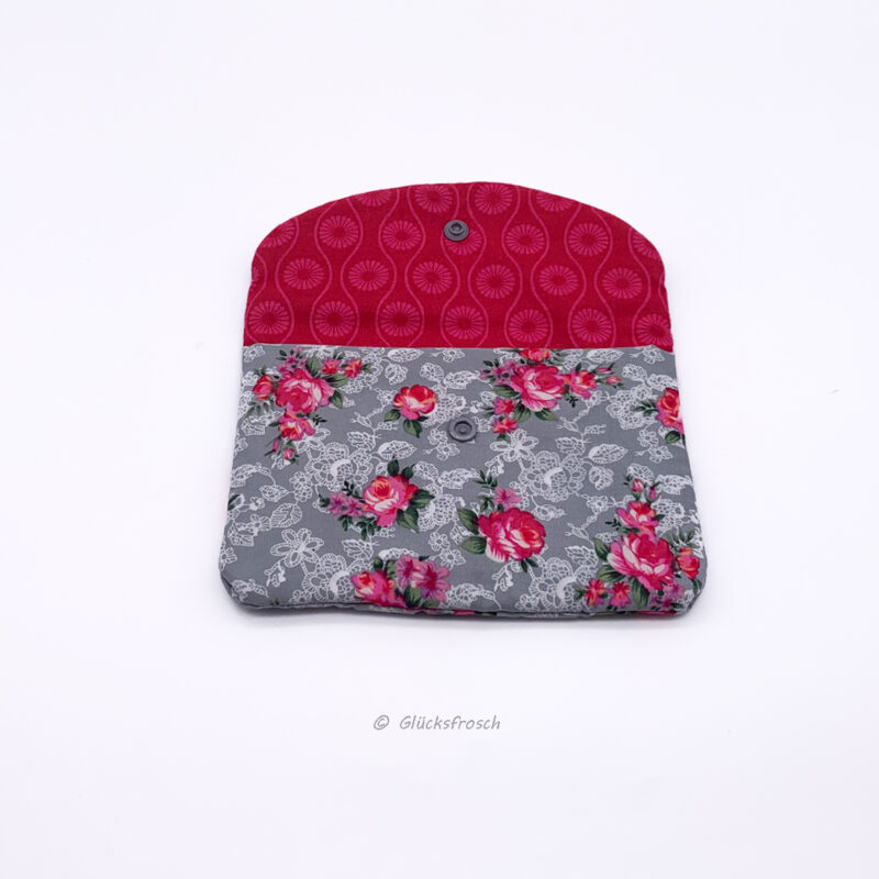 Beautybag, Kosmetiktasche für Kleinkram, Briefumschlag, mit zauberhaften roten Rosen auf grauem Hintergrund