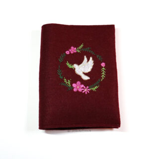 Gotteslobhülle, Filz, dunkles weinrot, mit Blütenkranz und Taube bestickt