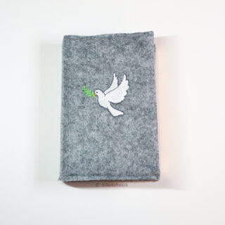 Gotteslobhülle, Filz, grau, mit Taube bestickt