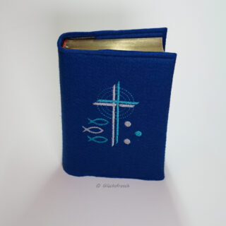 Gotteslobhülle, Filz, blau, bestickt mit zwei Kreuzen und drei Fischen und Punkten