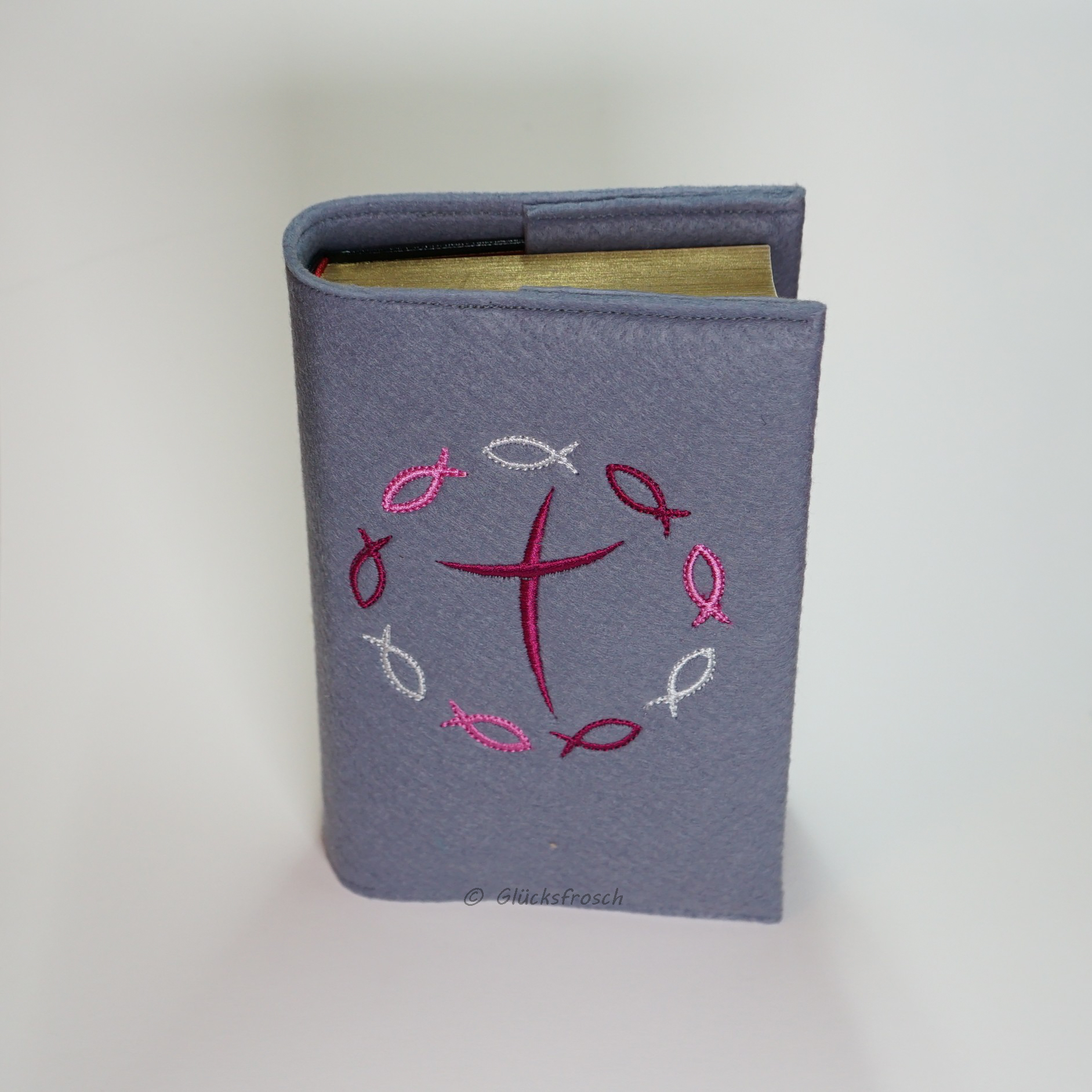 Gotteslobhülle, Filz, hellgrau, bestickt mit dunkelrotem Kreuz und Fischen – Bild 2