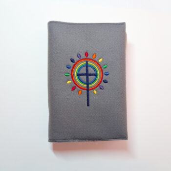 PXL_20260523_064930493 Gotteslobhülle, Großausgabe, bunt, Regenbogenkreuz