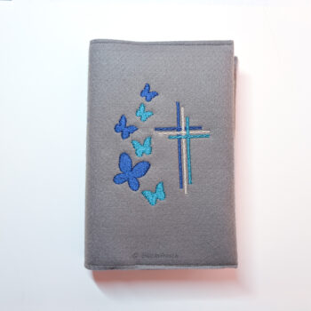 PXL_20260523_065009594 Gotteslobhülle aus Filz mit blauen Schmetterlingen, Großausgabe