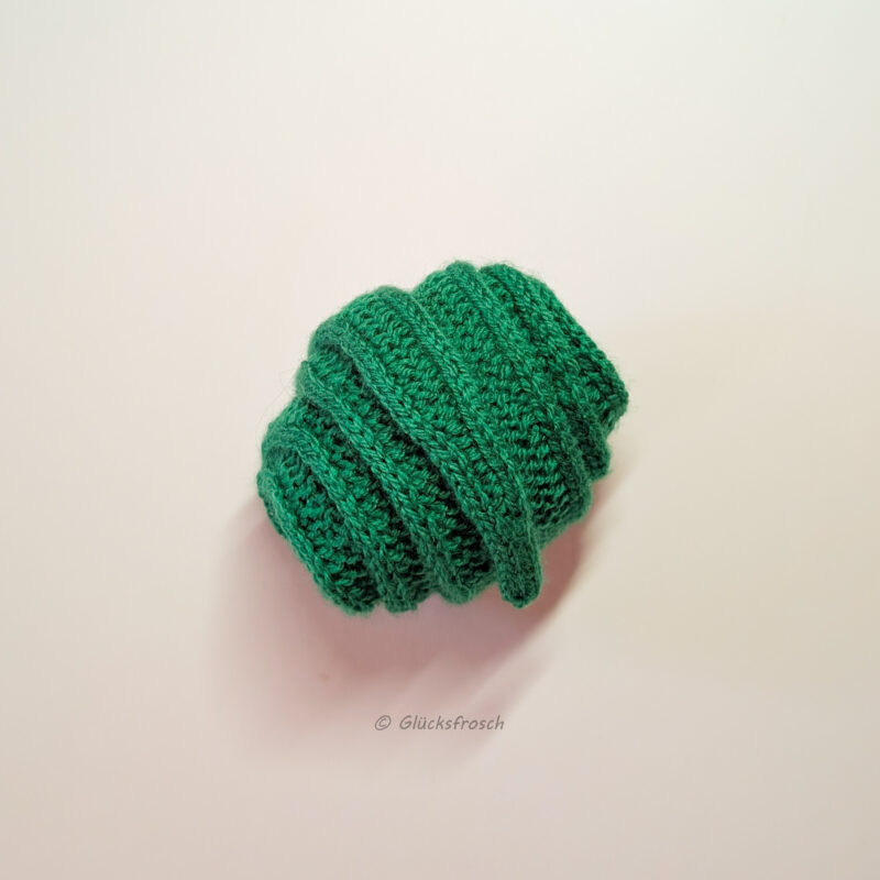 Grüner Schal, schlank und elegant, aus besonders weicher Wolle, handgestrickt
