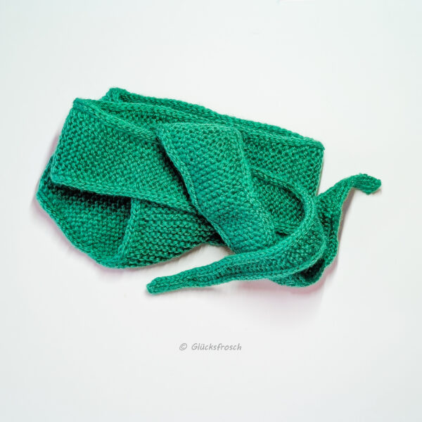 Grüner Schal, schlank und elegant, aus besonders weicher Wolle, handgestrickt