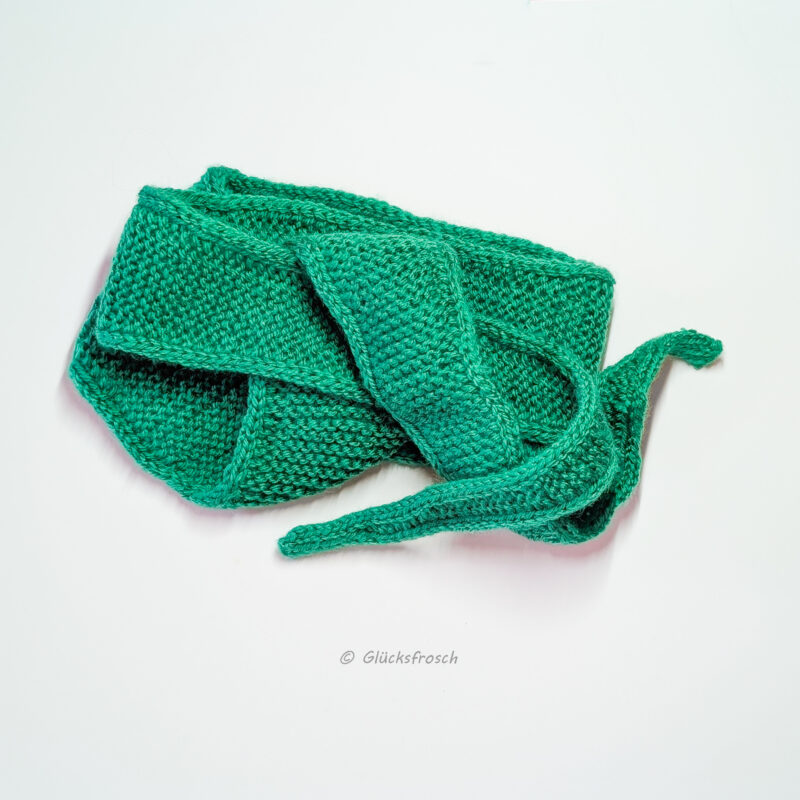 Grüner Schal, schlank und elegant, aus besonders weicher Wolle, handgestrickt